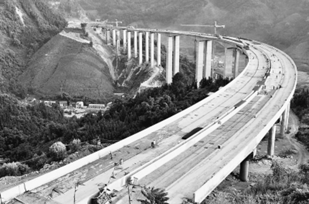 　　俯瞰建設(shè)中的拉會高架大橋，“C”字形蔚為壯觀。.jpg